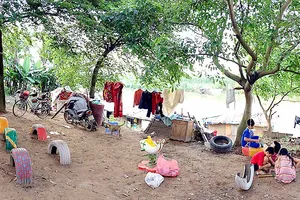 Sân chơi cho trẻ em nghèo ở xóm Phao với lốp và xích đu được làm hoàn toàn  từ phế liệu