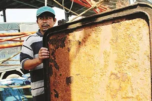Tàu vỏ thép của ngư dân bị sét gỉ
