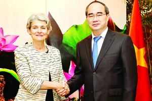 Bí thư Thành ủy TPHCM Nguyễn Thiện Nhân tiếp Tổng Giám đốc UNESCO Irina Bokova                                             . Ảnh: VIỆT DŨNG 