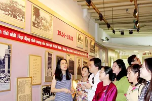 Đoàn đại biểu Đảng bộ TPHCM tham quan, tìm hiểu tư liệu lịch sử tại Di tích nơi thành lập tổ chức Việt Nam Thanh niên Cách mạng Đồng chí Hội (số nhà 250 đường Quang Minh, thành phố Quảng Châu, tỉnh Quảng Đông, Trung Quốc)           . Ảnh: HOÀI NAM