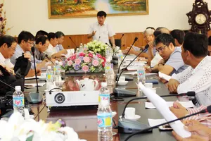 Cuộc họp giữa các bên để thống nhất khắc phục 4 tàu vỏ thép do Công ty Đại Nguyên Dương đóng.  Ảnh: NGỌC OAI