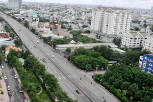 Dòng vốn tín dụng đang đổ vào các dự án giao thông (Ảnh: Một tuyến đường đầu tư theo phương thức BOT) . Ảnh: CAO THĂNG