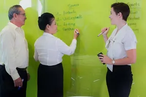 Người lớn tuổi vui học tiếng Anh với giáo viên nước ngoài. Ảnh: Wall Street English