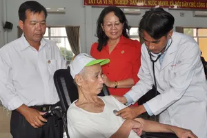   Đoàn Từ thiện Hội Chữ thập Đỏ bệnh viện Hùng Vương khám bệnh cho người già khuyết tật xã Kim Long. Ảnh: Hồng Huê - Quang Việt