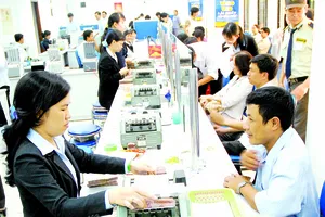 Giao dịch tại một ngân hàng ở TPHCM.  Ảnh: Cao Thăng