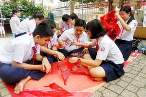 Học sinh khối 8 Trường THCS Trần Văn Ơn làm lồng đèn trong tiết học trải nghiệm môn Văn