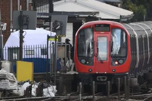 Cảnh sát khám nghiệm hiện trường vụ đánh bom tại ga Parsons Green ở Tây London, Anh, ngày 15-9-2017. Ảnh: PA