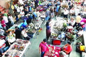 Chợ đồ cổ trong quán cà phê  Cao Minh là điểm đến của nhiều người mê đồ cổ