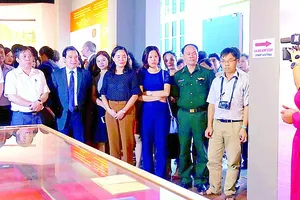    Nhiều tư liệu, hiện vật quý được trưng bày trong triển lãm “Ánh sáng từ Đường Kách mệnh”