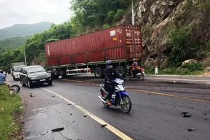 Hiện Hiện trường vụ tai nạn giao thông giữa xe đầu kéo và ô tô  4 chỗ tại đèo Quy Hòa ngày 16-10trường vụ tai nạn giao thông giữa xe đầu kéo và ô tô  4 chỗ tại đèo Quy Hòa