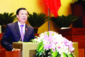Bộ trưởng Bộ Tài chính Đinh Tiến Dũng trình bày báo cáo của Chính phủ tại kỳ họp. Ảnh: LÃ ANH