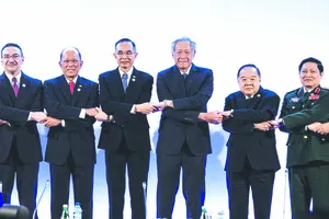 Đại tướng Ngô Xuân Lịch, Bộ trưởng Bộ Quốc phòng Việt Nam (thứ 2 từ phải qua)  và các Bộ trưởng Quốc phòng ASEAN tại hội nghị
