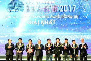 Thủ tướng Nguyễn Xuân Phúc trao giải nhất giải thưởng Nhân tài Đất Việt 2017