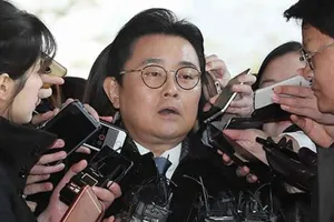 Jun Byung Hun giữa vòng vây báo giới tại Phòng Công tố Trung tâm Seoul ngày 20-11-2017. Ảnh: YONHAP