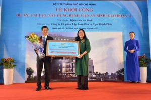 Representatives of the Ministry of Health, city’s Department of Health, An Binh Hospital and sponsor participate in the groundbreaking ceremony for upgrading An Binh Hospital. 