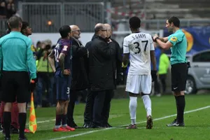 Các trọng tài gặp khó với hệ thống xác định bóng qua vạch vôi. Ảnh: Getty Images