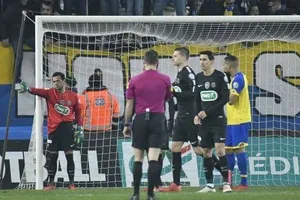 Hậu vệ người Brazil Daniel Alves (trái) làm nhiệm vụ gác đền cho PSG. Ảnh: Getty Images.