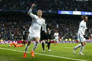 Cristiano Ronaldo ăn mừng bàn thắng thứ 2 cho Real Madrid