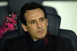 HLV Unai Emery trở thành cái gai trong mắt khán giả Paris.