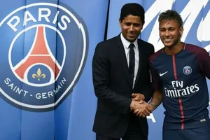 Neymar và Chủ tịch PSG Nasser Al-Khelaifi.