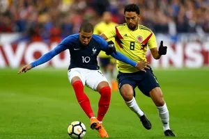 Kylian Mbappe (trái, Pháp) đi bóng trước hậu vệ Colombia. Ảnh: Getty Images.