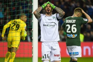 Debuchy đá phản lưới nhà giúp PSG có 1 điểm