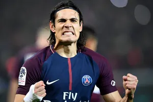 Edinson Cavani ăn mừng cú đúp