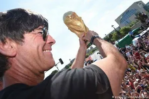 Thời khắc Joachim Loew nâng cúp vàng cách đây 4 năm