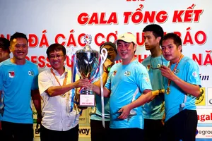 BTC trao Cúp vô địch cho CLB Phóng viên Thể thao TPHCM