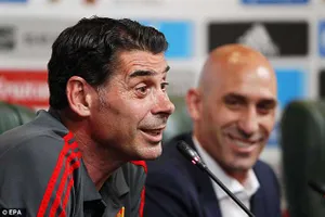 Fernamndo Hiewrro trong buổi họp báo với Chủ tịch RFEF.