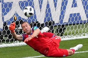 Thủ thành Iceland Halldorsson cản phá quả 11m của Messi.
