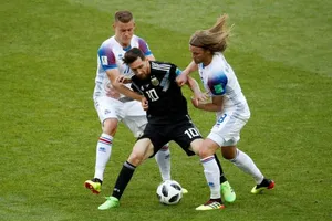Lionel Messi trong vòng kềm tỏa của các hậu vệ Iceland.