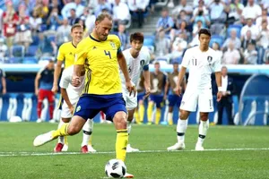 Andreas Granqvist sút thắng quả 11m cho Thụy Điển