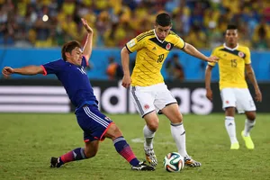 James Rodriguez (phải, Colombia) đi bóng qua hậu vệ Nhật