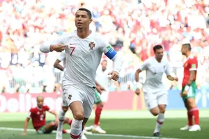 Ronaldo ăn mừng bàn thắng thứ 4