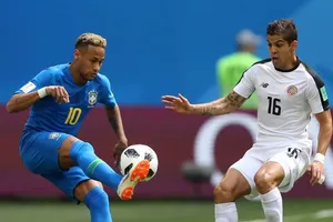 Neymar chơi rất tích cực bên cánh trái.