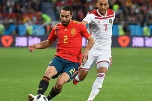 Hậu vệ Dani Carvajal (trái, Tây Ban Nha)