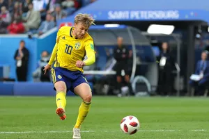 Emil Forsberg ghi bàn vào lưới Thụy Sĩ.