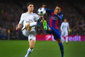 Thomas Meunier (PSG) tranh bóng với Neymar (Barcelona) ở Champions League.