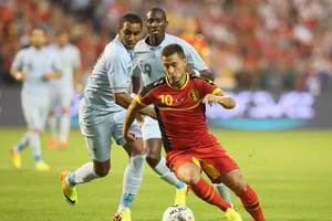 Eden Hazard (Bỉ) đi bóng qua Dimitri Payet (Pháp) trong trận giao hữu.