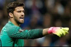 Thủ thành Alisson đã cập bến Liverpool với giá kỷ lục thế giới