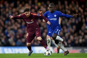N'Golo Kante (phải) sẽ giúp PSG trở nên siêu mạnh khi kiểm soát trung tuyền.
