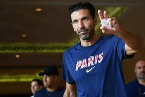 Gigi Buffon sẽ gây sự cvhú ý trong khung thành PSG.