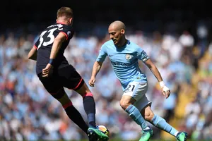 Dacvid Silva (Manchester City) đ0i bóng qua hậu vệ Huddersfield.