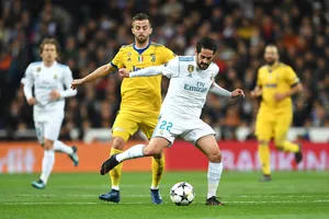 Miralem Pjanic (trái, Juventus) tranh bóng với Isco (Real Madrid)