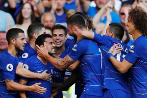 Các câu thủ Chelsea mừng bàn thắng của Pedro.