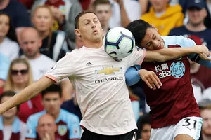 Nemanja Matic tranh bóng với hậu vệ Burnley