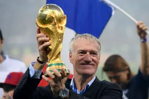 Didier Deschamps giương cao chiếc cúp tjhế giới ở Nga.