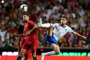 Jorginho (phải, Italia) tranh bóng với Bernardo Silva (Bồ Đào Nha)