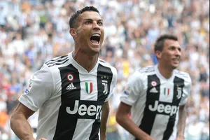 Ronaldo ăn mừng bàn thắng đầu tiên ở Serie A